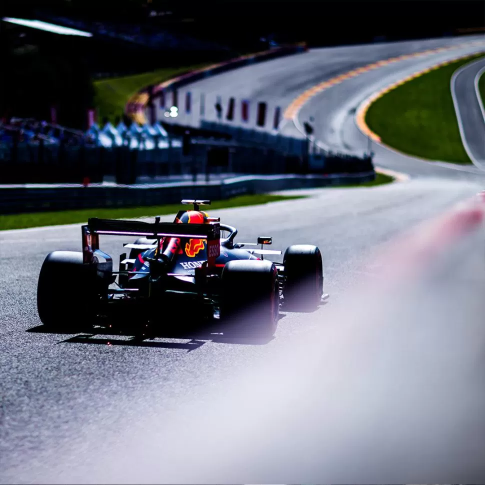 ACELERANDO A FONDO. Max Verstappen, piloto estrella de Red Bull, será uno de los principales protagonistas. 
