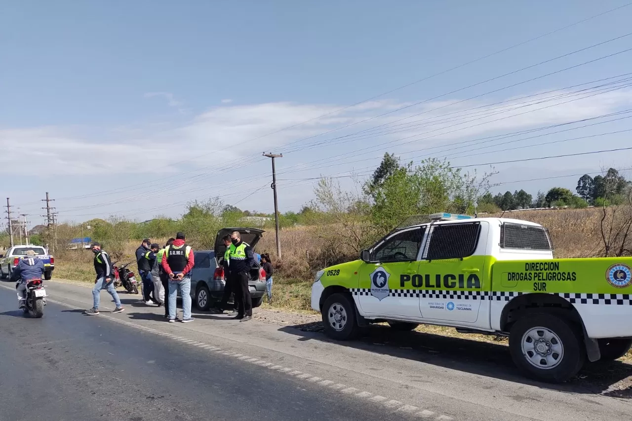 Quiso evadir un control policial, lo requisaron y le encontraron dos armas y un cuchillo