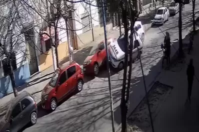 Video: un taxi chocó contra un auto estacionado y volcó en Ciudadela