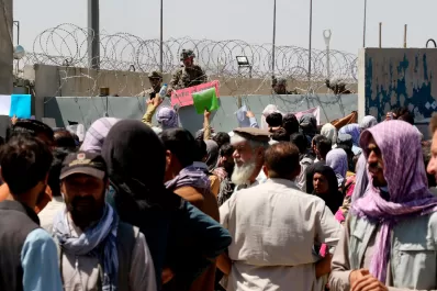 Dos explosiones en las afueras del aeropuerto de Kabul dejó al menos 60 muertos