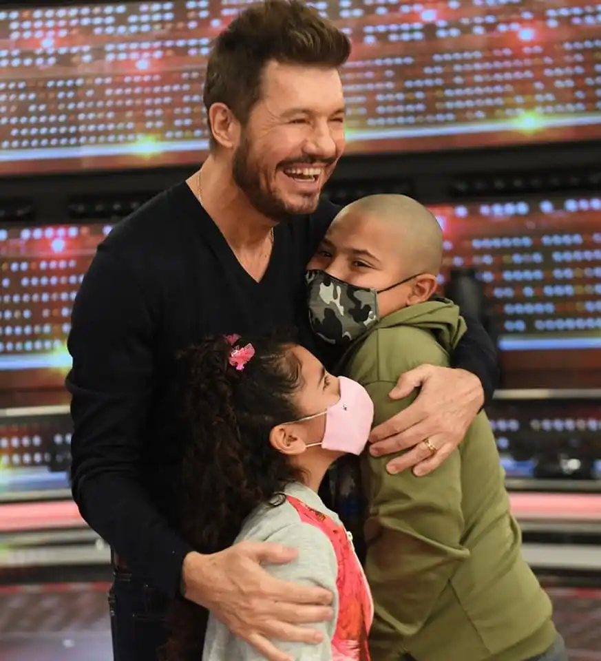 Dos niños tucumanos se emocionaron con el abrazo de Tinelli en el Garrahan