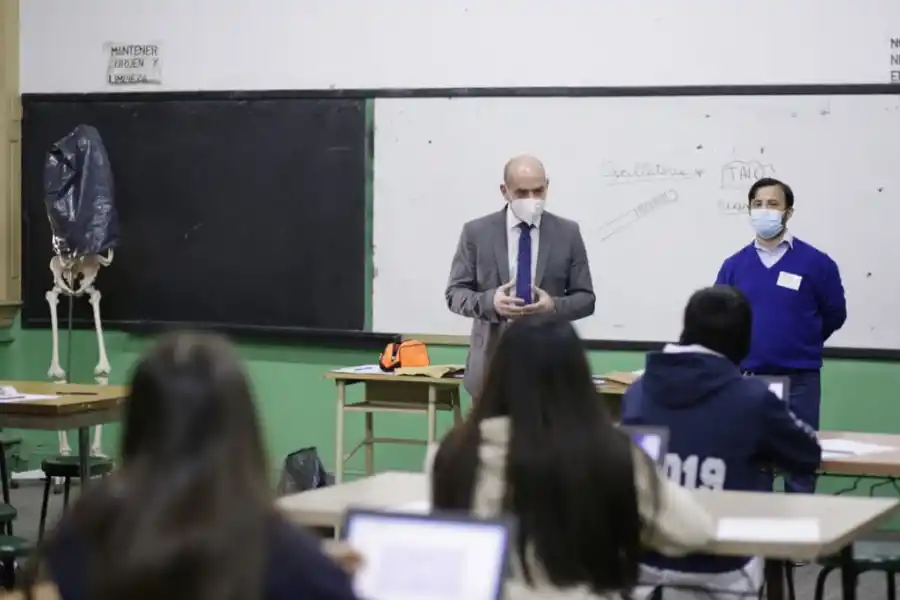 El Ministro de Educación visitó la escuela. 