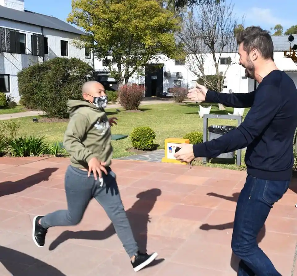 Dos niños tucumanos se emocionaron con el abrazo de Tinelli en el Garrahan