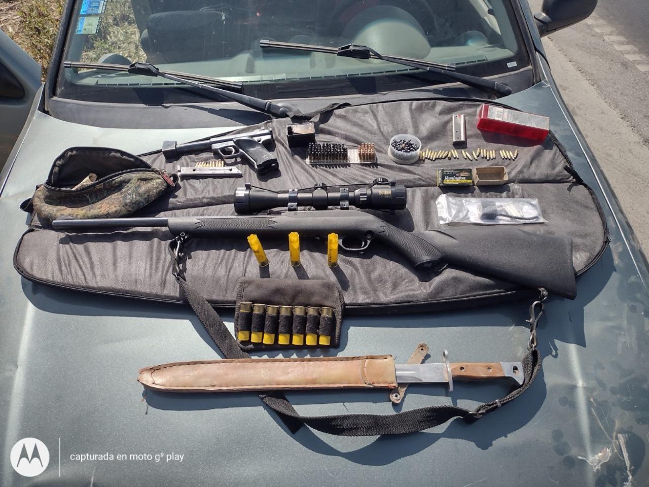 Quiso evadir un control policial, lo requisaron y le encontraron dos armas y un cuchillo