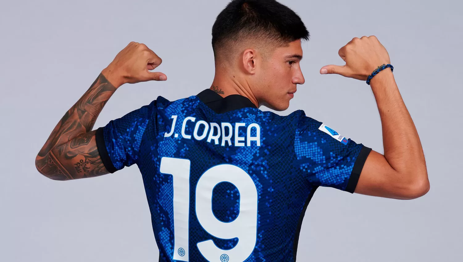 LA DEL CUCHU. El tucumano Correa llevará la camiseta N° 19, que hace unos años utilizó Esteban Cambiasso.