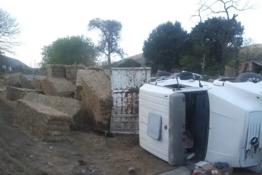VUELCO EN LA RUTA 340. Fotos: Gentileza Policía de Tucumán