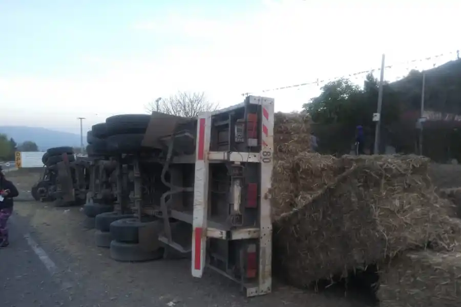 VUELCO EN LA RUTA 340. Fotos: Gentileza Policía de Tucumán