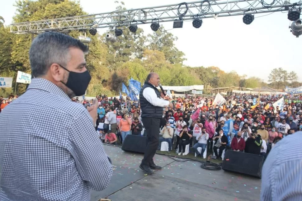 VISITA NACIONAL. El gobernador Manzur habla a una multitud, en presencia del ministro Zabaleta.  