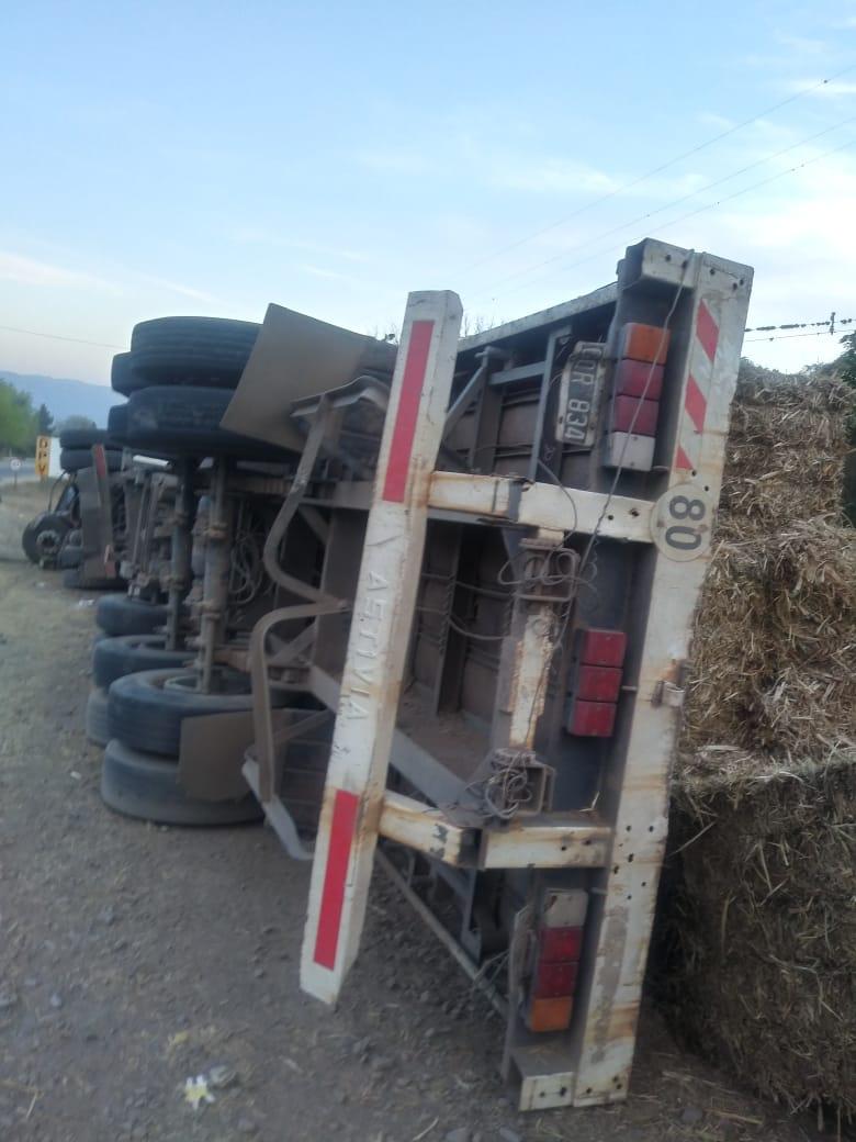 Un camión con acoplado volcó entre Raco y San Javier