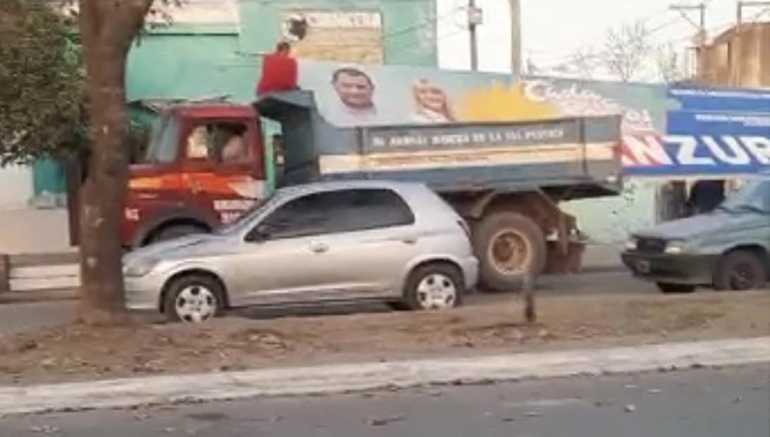POLÉMICA. Presunto uso de vehículos oficiales en Simoca para la campaña por el gobernador, Juan Manzur.