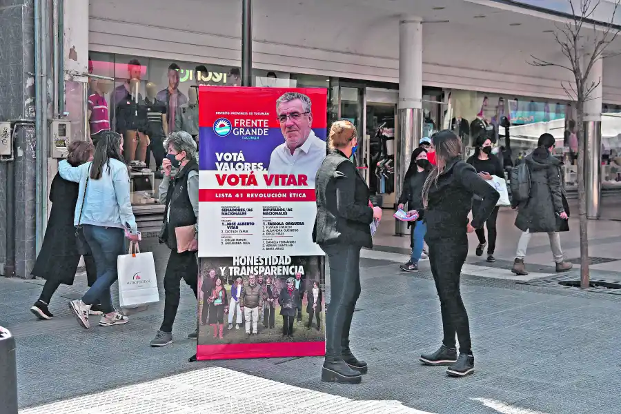 Bullicio y cotillón electoral en la peatonal