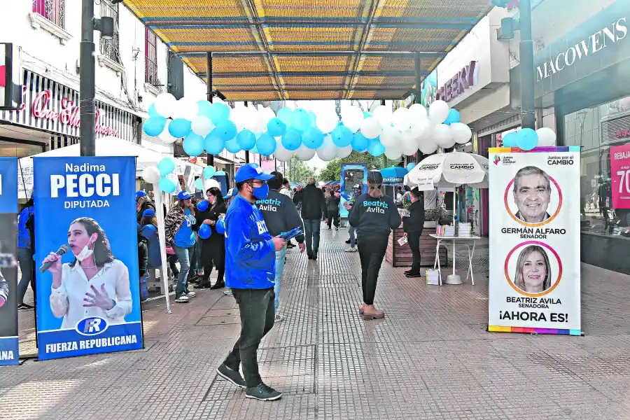 Bullicio y cotillón electoral en la peatonal