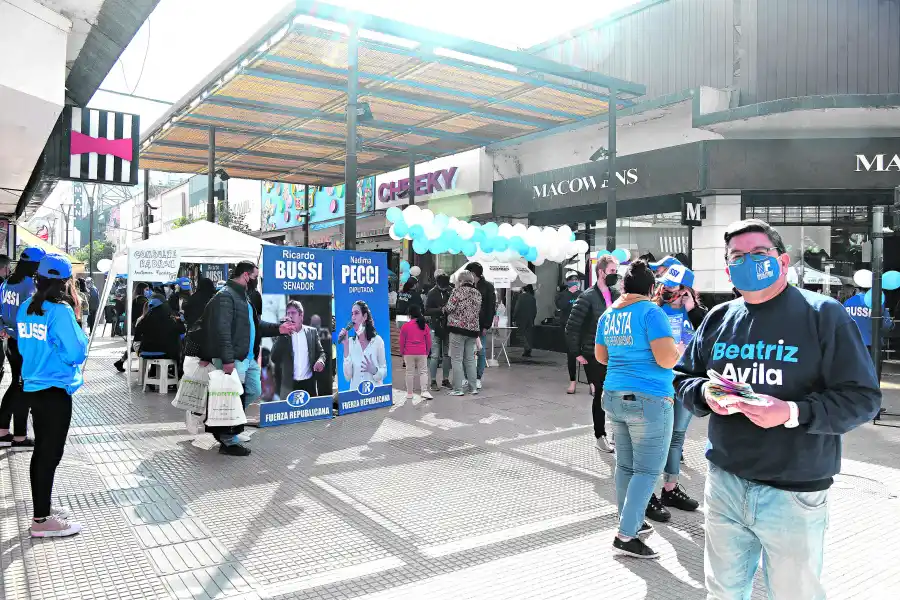 Bullicio y cotillón electoral en la peatonal