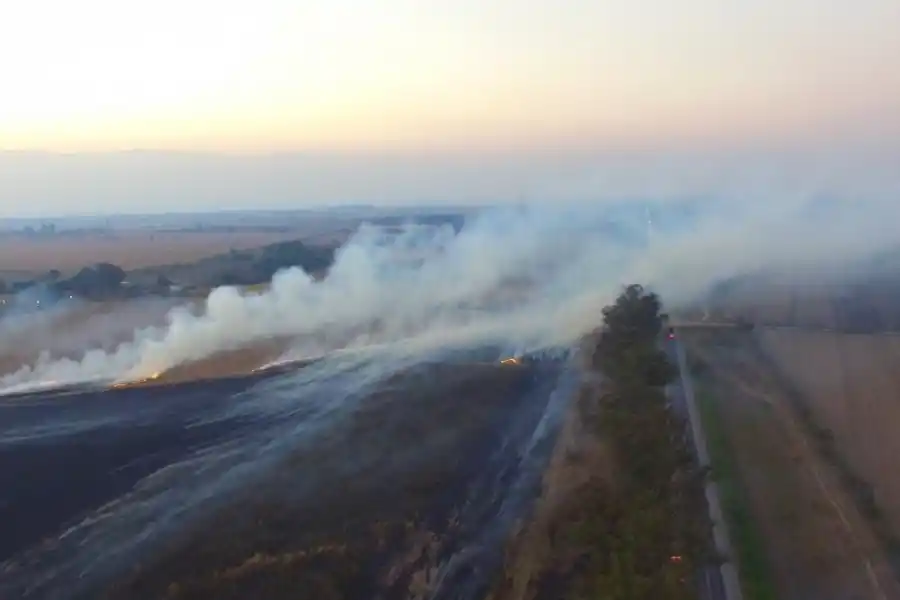 FUEGO. Los incendios en cañaverales y en pastizales son focos de contaminación que dañan a los vecinos de Monteros y de Concepción. LA GACETA