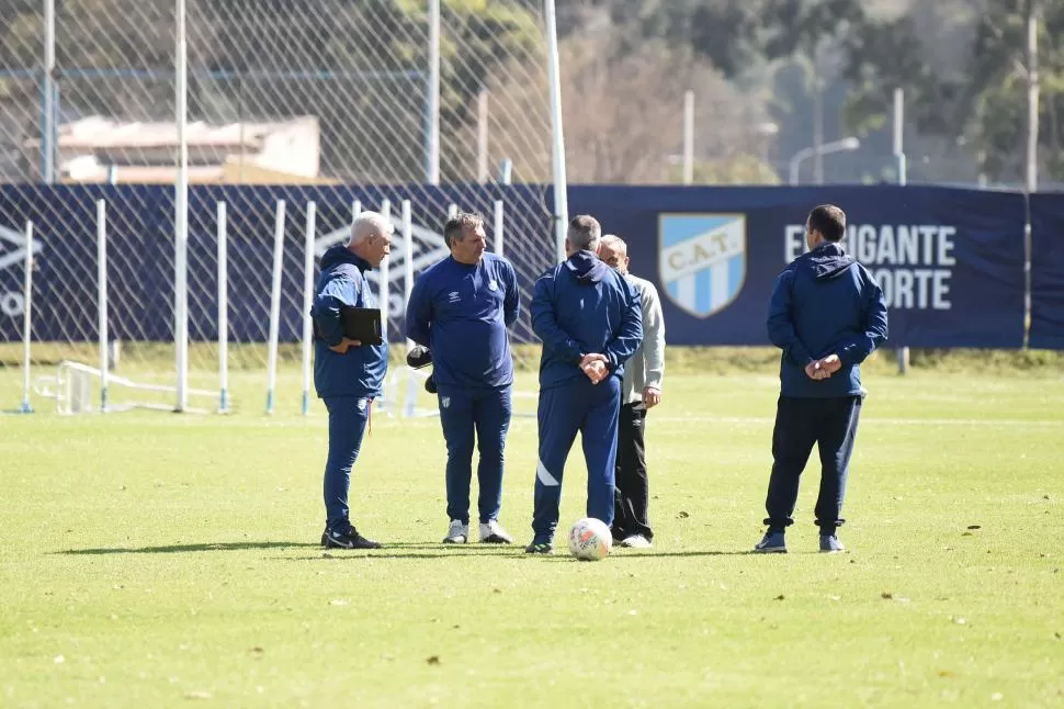REUNIÓN. Omar De Felippe y su cuerpo técnico charlaron durante varios minutos al finalizar la práctica de ayer en Tucumán. 