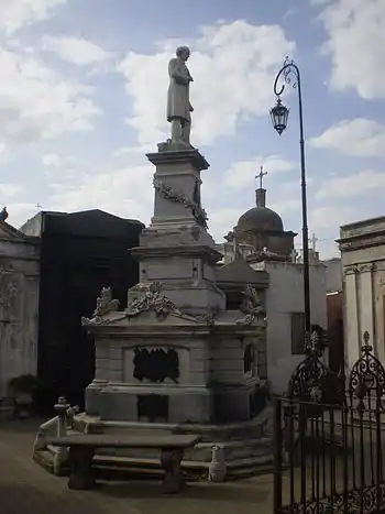 TESTIMONIO. Una placa evoca la memoria del tucumano en el último departamento donde vivió.