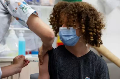 Israel bajó a 12 años la edad para recibir la tercera dosis de la vacuna contra el coronavirus