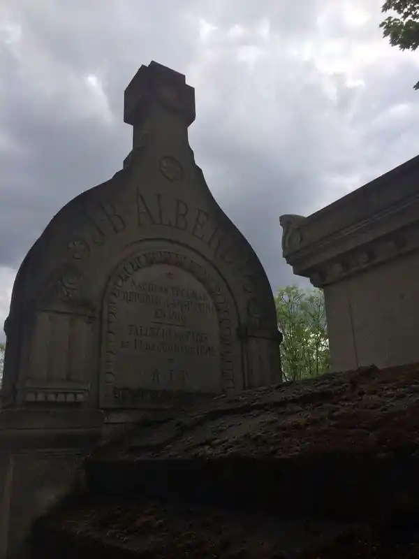 PRECARIA ESCALA. El lugar facilitado por la familia Vigneau en Neuilly-Sur-Seine.