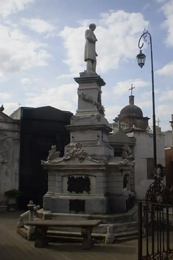 TESTIMONIO. Una placa evoca la memoria del tucumano en el último departamento donde vivió.