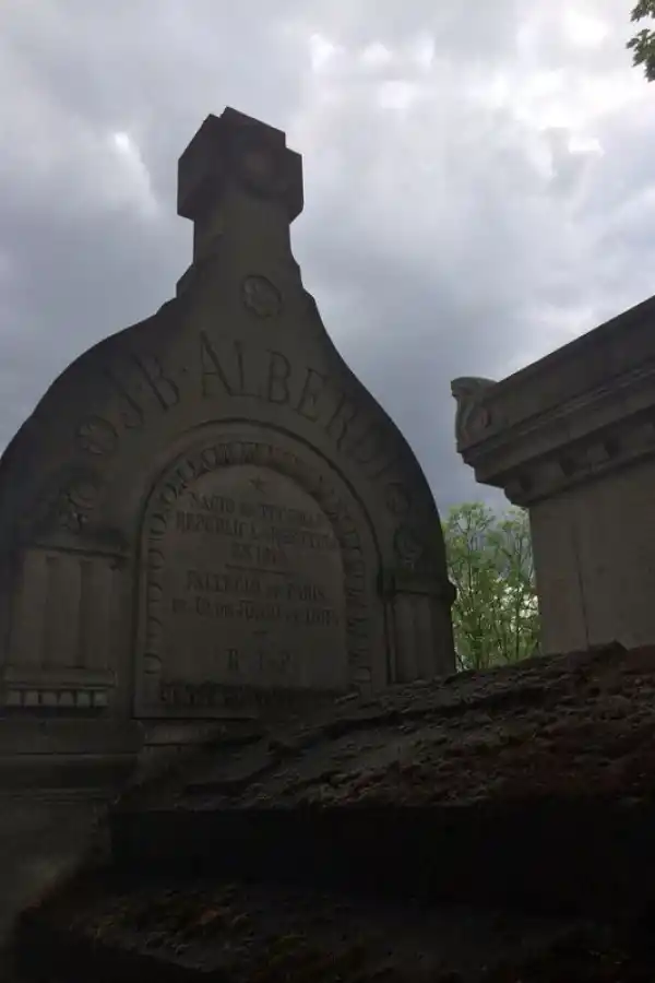 PRECARIA ESCALA. El lugar facilitado por la familia Vigneau en Neuilly-Sur-Seine.