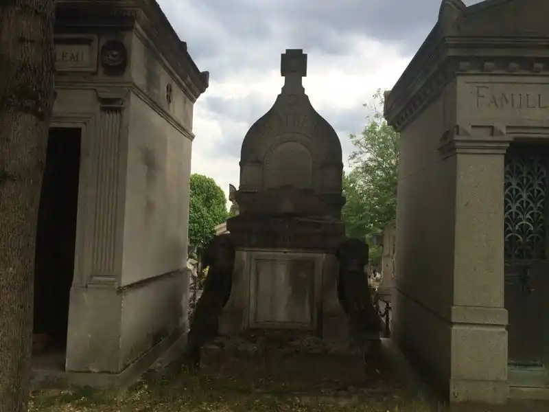 JAMÁS OCUPADO. El monumento en el cementerio de Père Lechaise, al que nunca llevaron el cuerpo del tucumano.