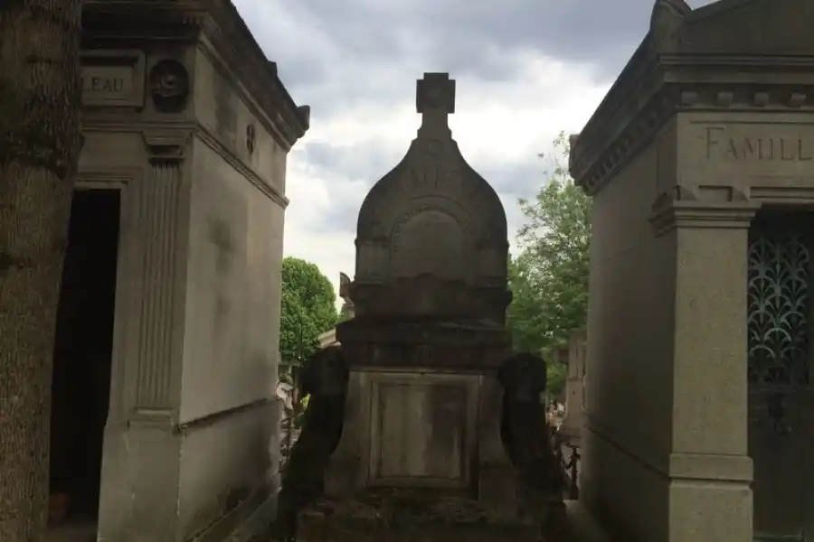 JAMÁS OCUPADO. El monumento en el cementerio de Père Lechaise, al que nunca llevaron el cuerpo del tucumano.