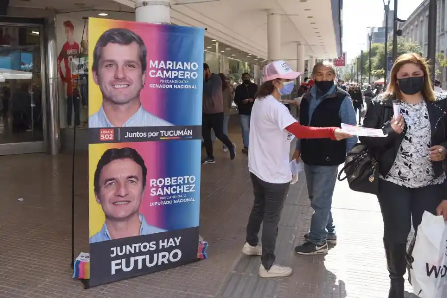 VOTOS Y MERCHANDISING. Partidarios de los intendentes reparten votos; los de Lita con mas muestrario.  