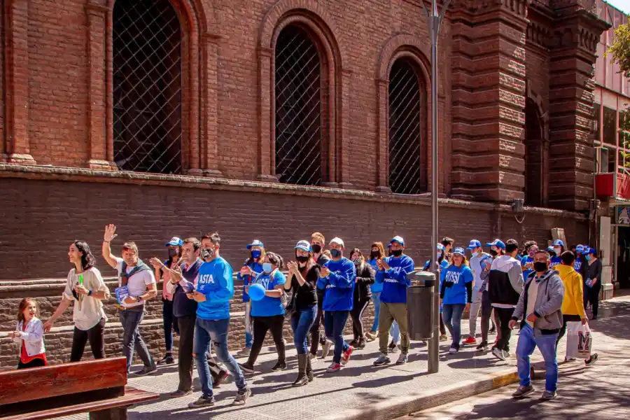 Rumbo a las PASO: Bussi recorrió el microcentro y apuntó contra el peronismo