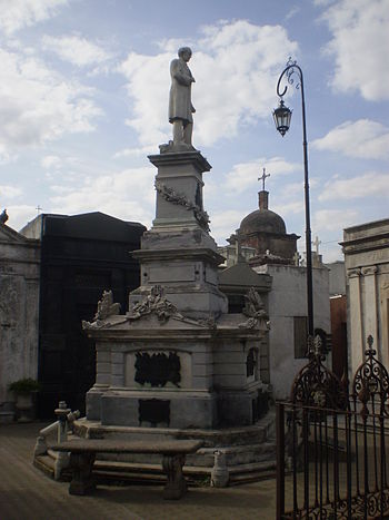 TESTIMONIO. Una placa evoca la memoria del tucumano en el último departamento donde vivió.