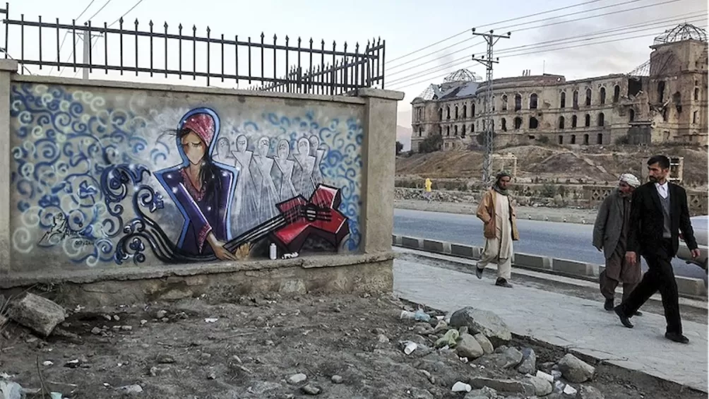 SIGNIFICADOS. La protagonista de los murales callejeros de Shamsia Hassani suele tener los ojos cerrados y un instrumento musical en sus manos.  