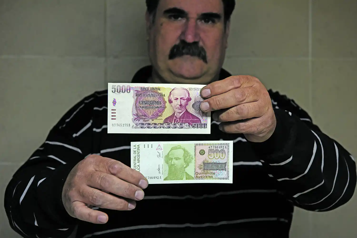 TUCUMANOS. Alberdi y Avellaneda, en billetes que muestra Miguel Langa, del Centro Numismático de Tucumán.