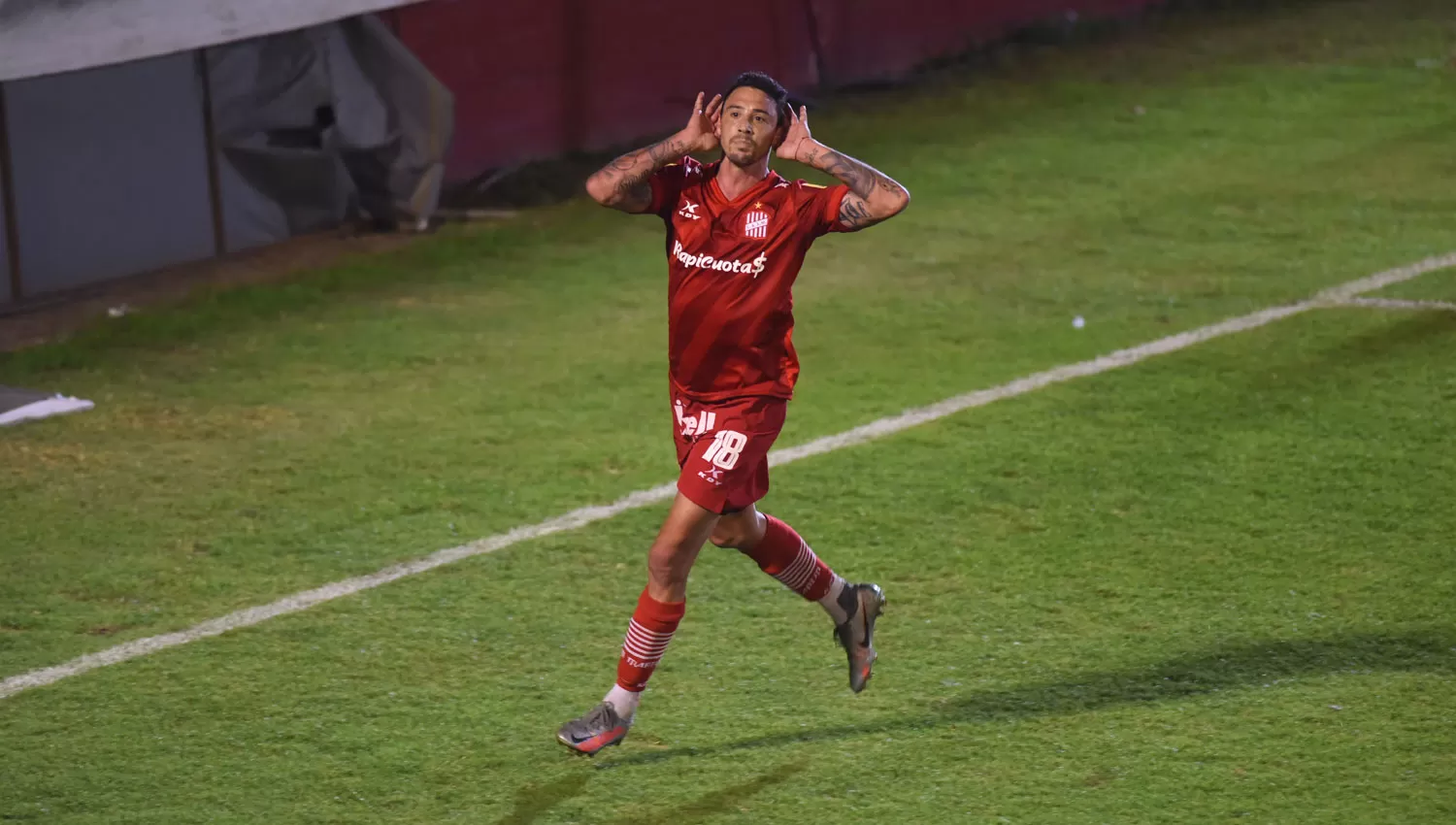 EL TERCERO. Daniel González emuló al Topo Gigio en el festejo de su primer gol con la camiseta de San Martín.