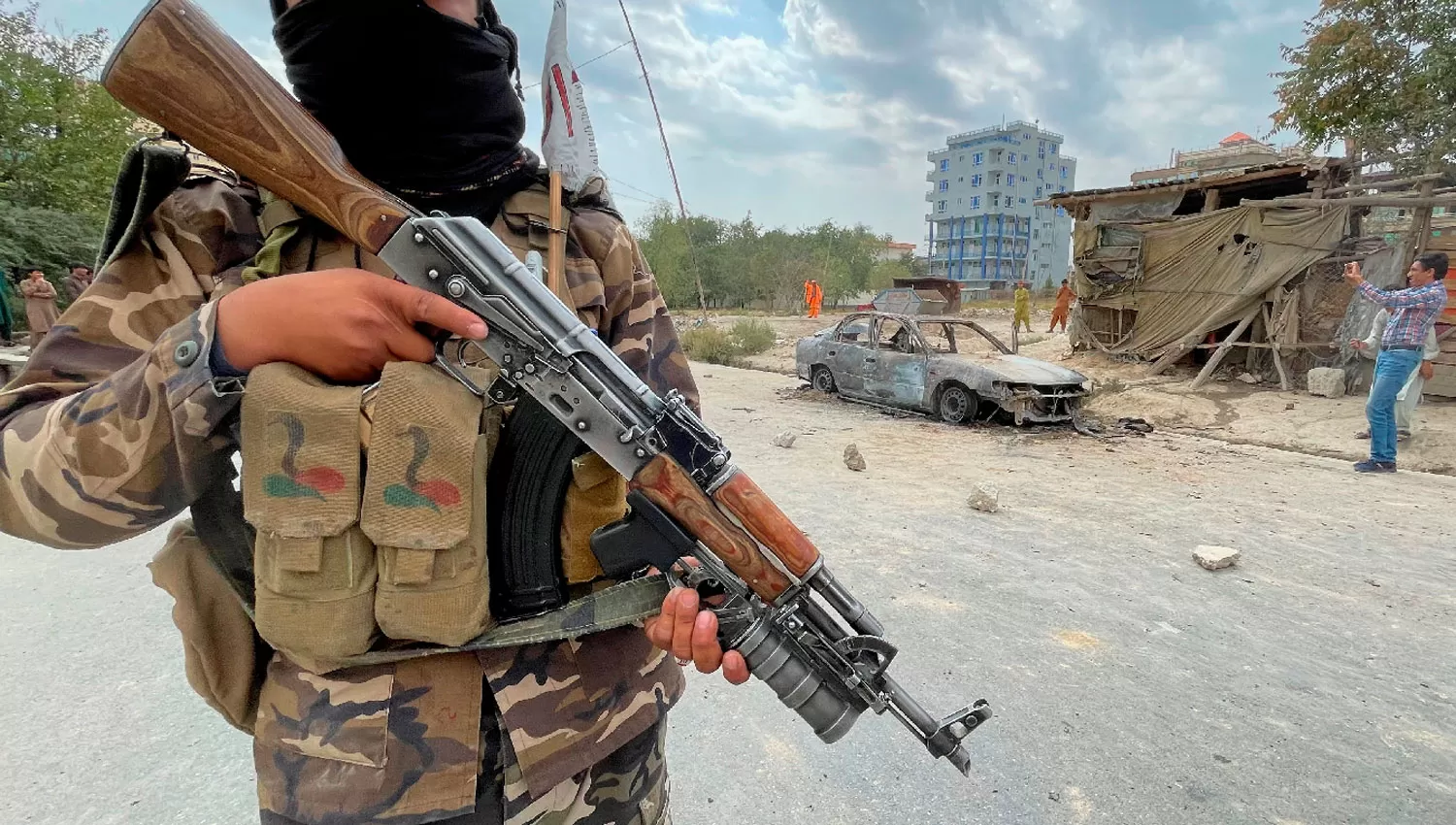TENSIÓN. Hombres armados recorren la ciudad de Kabul y los alrededores del aeropuerto de la capital afgana.