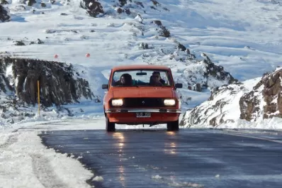 La historia detrás de la foto del Renault 12 que desafió la cordillera y se hizo viral