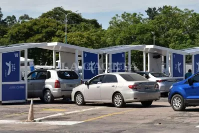 Aconsejan ir temprano a aplicarse las vacunas debido a la aglomeración y al calor