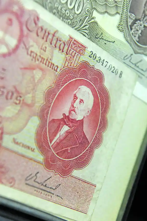 EL PADRE DE LA PATRIA. La imagen es del retrato que se hizo de San Martín, un daguerrotipo de 1848. Billete de $ 10.000 de 1945.
