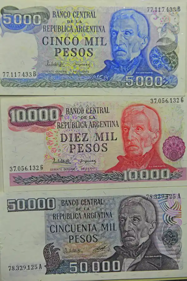 LAS HUELLAS  DE LA INFLACIÓN. San Martín en billetes de diferentes colores, en distintas épocas.