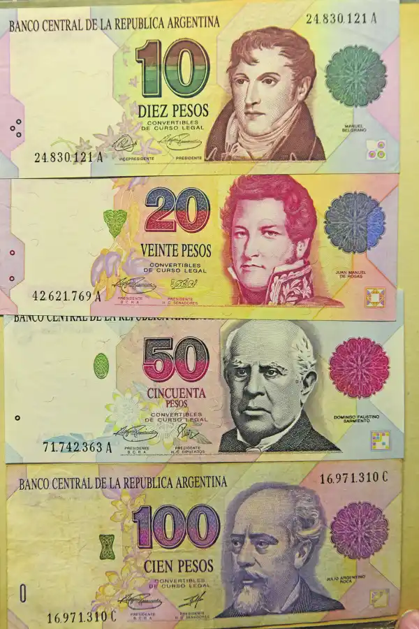 OTRO TUCUMANO. El billete inferior, de 100 pesos, tiene la imagen de Roca. En los otros figuran Belgrano, Rosas y Sarmiento.