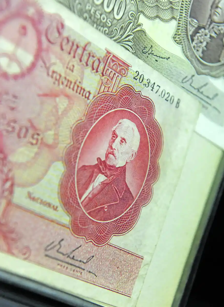 EL PADRE DE LA PATRIA. La imagen es del retrato que se hizo de San Martín, un daguerrotipo de 1848. Billete de $ 10.000 de 1945.