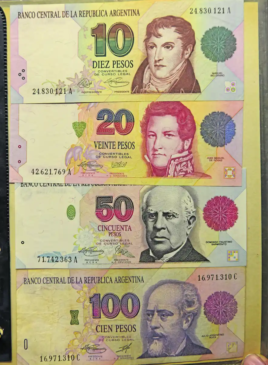 OTRO TUCUMANO. El billete inferior, de 100 pesos, tiene la imagen de Roca. En los otros figuran Belgrano, Rosas y Sarmiento.