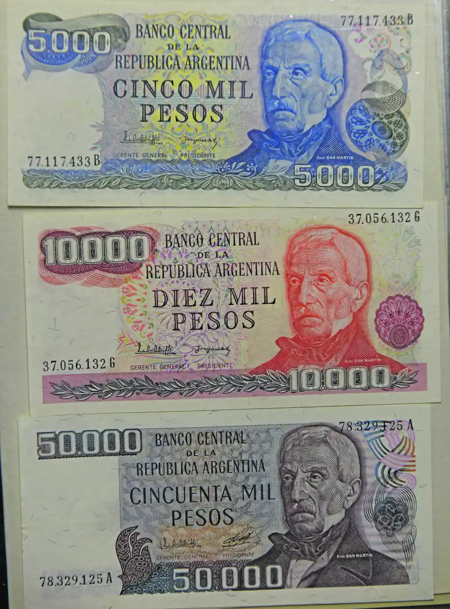 LAS HUELLAS  DE LA INFLACIÓN. San Martín en billetes de diferentes colores, en distintas épocas.