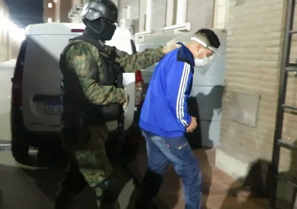 DETENCIÓN. Uno de las diez personas arrestadas en Córdoba que fueron trasladadas a Tucumán por esta causa. 