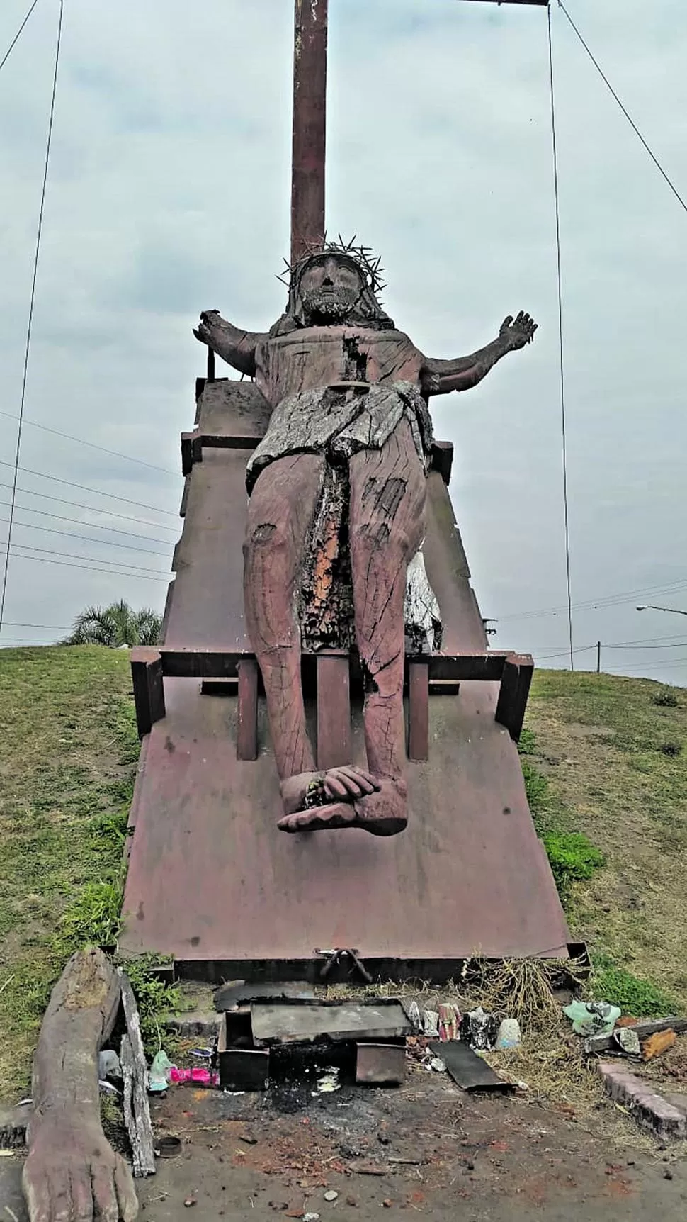 MUY DETERIORADO. El Cristo fue realizado en madera de eucalipto por el escultor chileno Luis Sissara en homenaje a Argentina. La Gaceta / foto de Rodolfo Casen / facebook Jorge Luis Fassio 