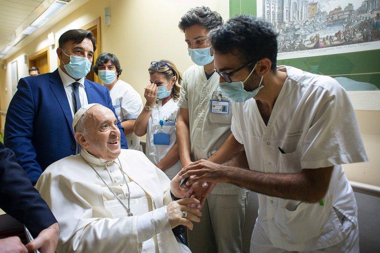 “Un enfermero me salvó la vida”, reveló el Papa Francisco sobre su última operación