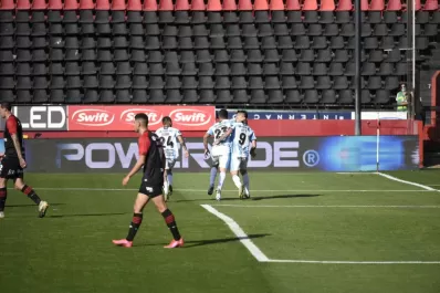 Atlético gana mientras corrige