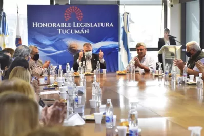 Jaldo encabezó la entrega de subsidios a 28 escuelas para conectividad a internet