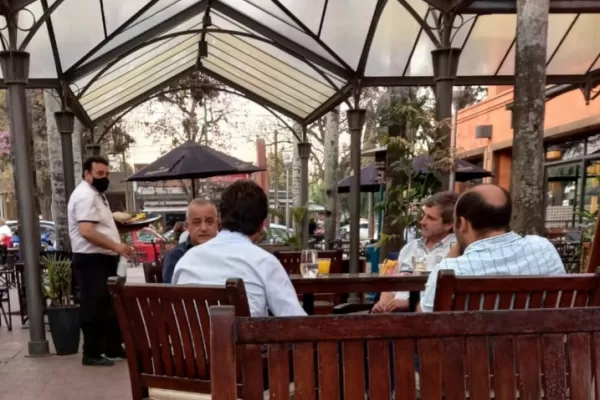 Dos intendentes opositores y uno oficialista compartieron un café en Yerba Buena