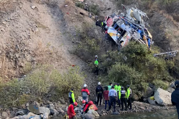 Tragedia en Perú: Un colectivo cayó 200 metros desde un precipicio y hay al menos 21 muertos