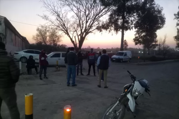 Concepción: un reclamo por estabilidad laboral impide la salida de camiones afectados a servicios
