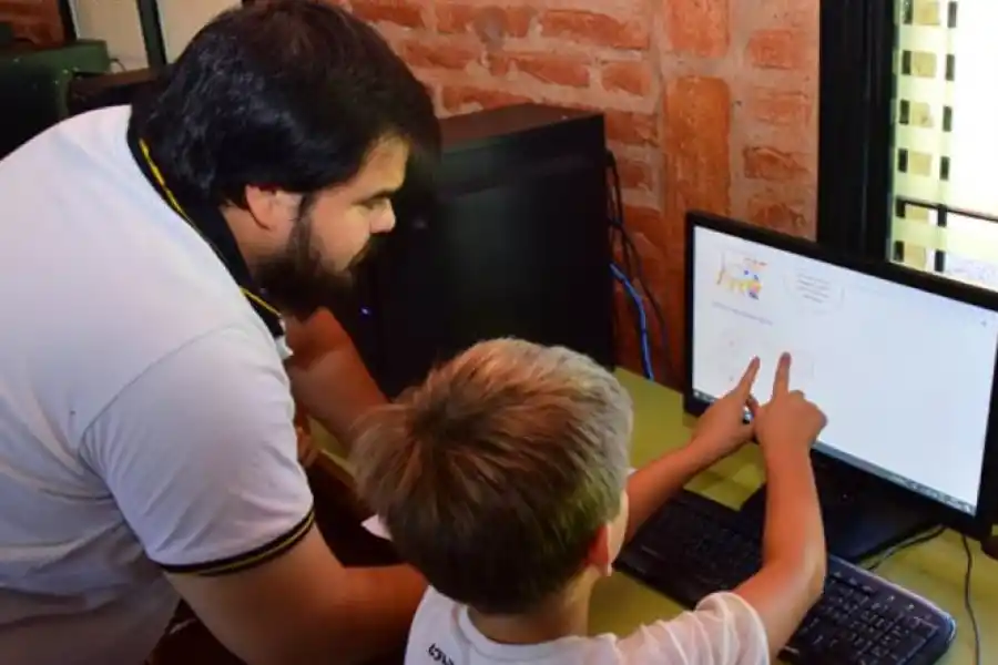 PRESENTE. Gonzalo Díaz agasajó a sus alumnos en el día del estudiante.